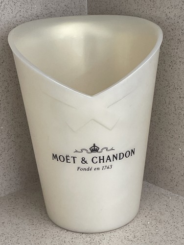 Moet chandon champagne - chandon,