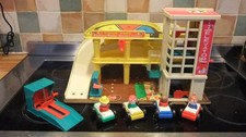 VINTAGE FISHER PRICE GARAGE