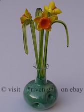 GLASS FLOWERS GIFT IN A VASE OF GORGEOUS DAFFODILS GREEN GRASS & DECORATIVE SAND