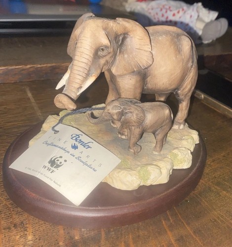 Elephants stand ornament - on,