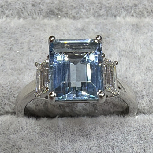 18ct white gold emerald cut - white,