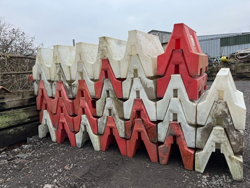 10x plastic road barriers - 1m,