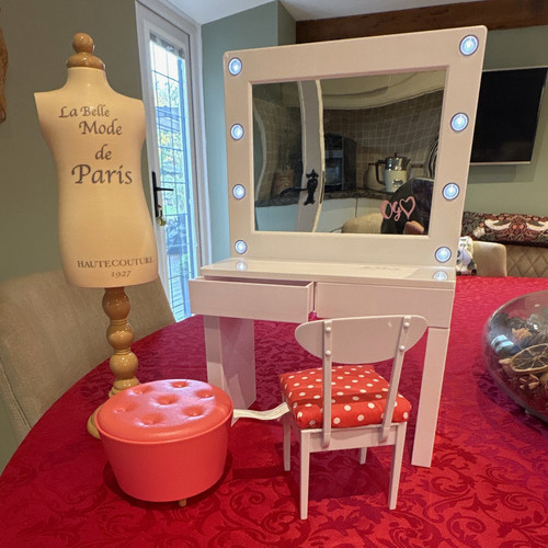 Dressing table with - dressing,