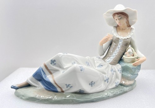 Retired nao lladro figurine - retired,