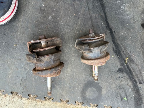 S pair engine mounts - o/s,
