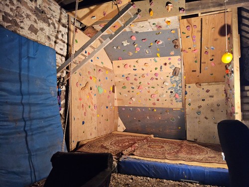 Dismantled home bouldering - dismantled,