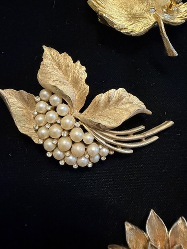 Vintage trifari faux pearl - trifari,