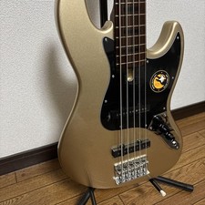 Sire Marcus Miller V5 [5 string bass]