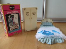VINTAGE SINDY DOLL BED &