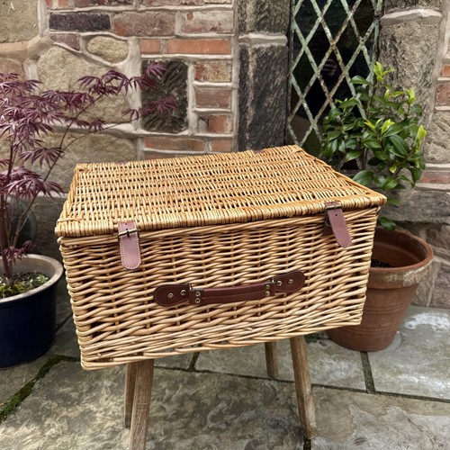 Wicker hamper with - lid, basket