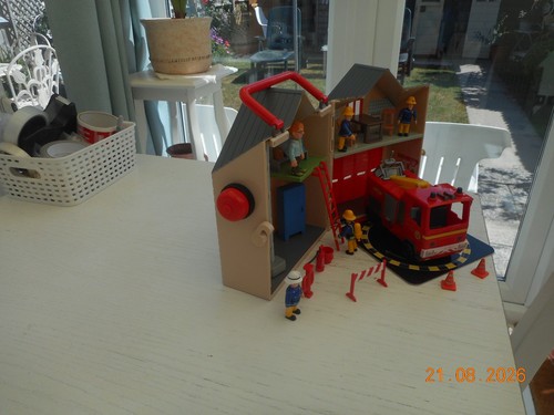 Deluxe fire station with - deluxe,
