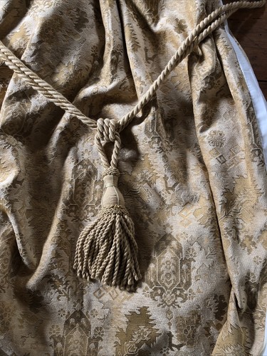 Classic gold tapestry - gold, style
