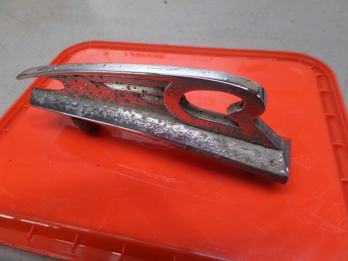 Daimler 250 bonnet badge - v8,