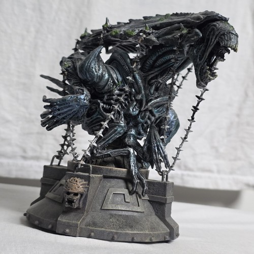 Captive alien queen - captive,