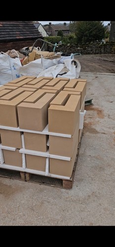 Stone quoins build corner - in,