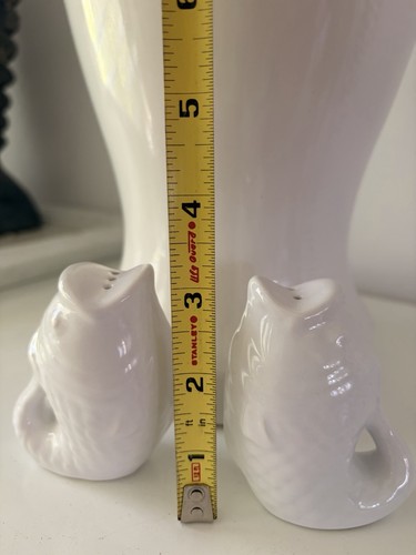 Salt pepper shakers gluggle - salt,