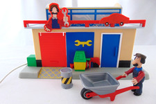 POSTMAN PAT - TED GLEN FIGURE WITH TED'S GARAGE, WHEELBARROW AND DRUM
