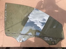 Breaking Porsche Cayenne (9PA) 2005 drivers side front door window glass 