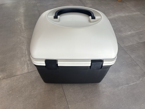 Halfords hot cold box - hot/cold,