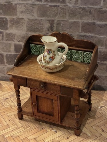 Dolls house scale - 1/12,