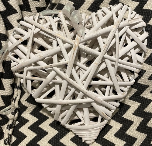 White wicker heart hanging - white,
