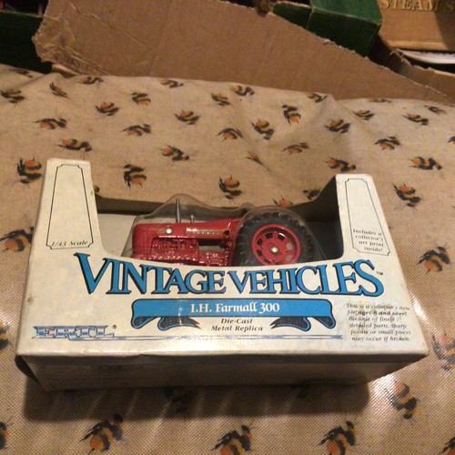 Ertl farmall 300 boxed - 300,