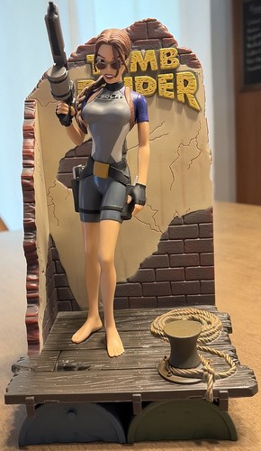 Tomb raider lara croft figure - tomb,
