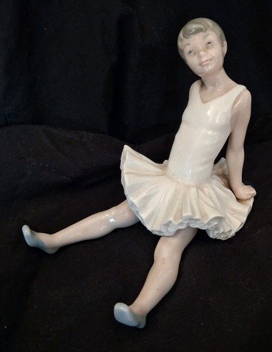 Nao lladró seated - by,