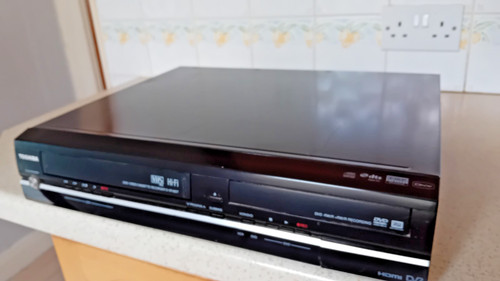 Toshiba dvr18 1080p vhs - toshiba, and
