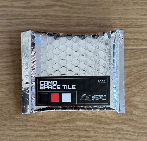 Invader camo space tile red