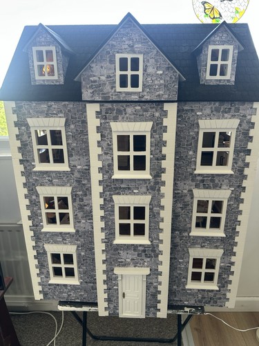 Fully refurbished dolls house - dolls,