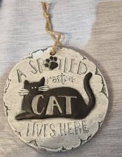 LATEX MOULD OF A SMALL A SPOILED ROTTEN CAT LIVES HERE PLAQUE 15cms DIAMETER