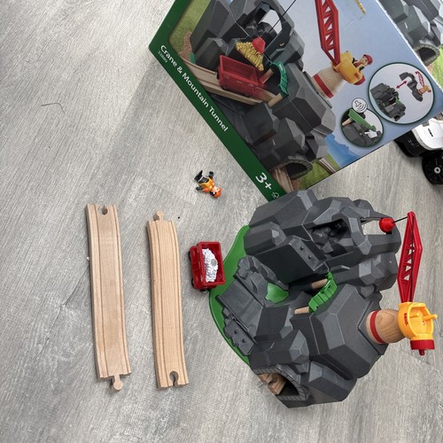Brio crane and mountain - -,