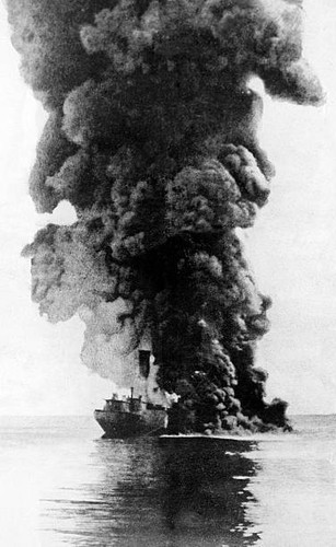 Cargo steamer hit u boat - steamer, u-boat
