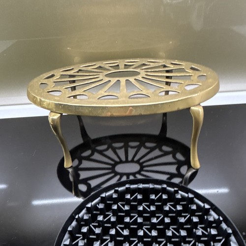 Round brass trivet stand - round,