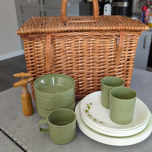 Vintage wicker basket picnic - wicker,
