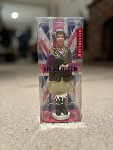 Solo waving queen equestrian - solo,