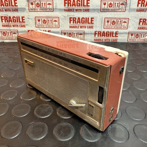 Vintage sanyo transistor radio - transistor,