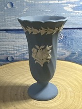 VINTAGE WEDGWOOD JASPERWARE  SMALL RIBBED LAUREL VASE (475)