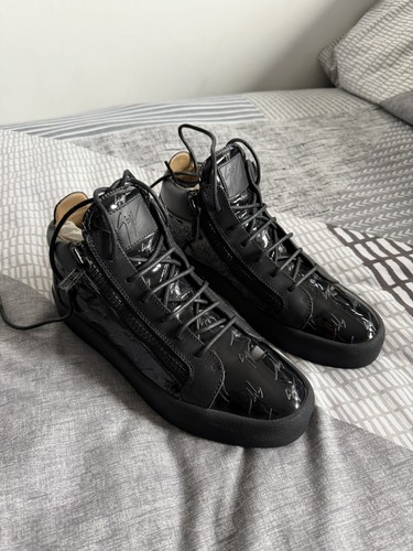 Giuseppe zanotti signature - zanotti,