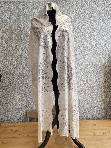Antique lace shawl spanish - antique,