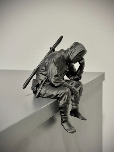 Hooded assassin shelf - hooded, sitter