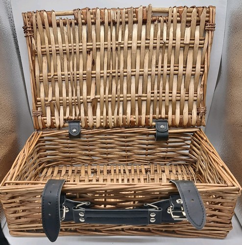 Vintage look wicker picnic - vintage,