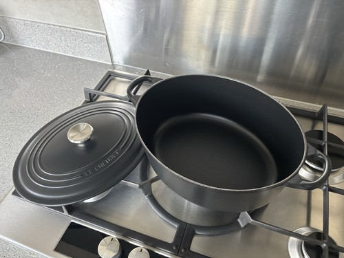 Creuset signature cast iron - creuset,