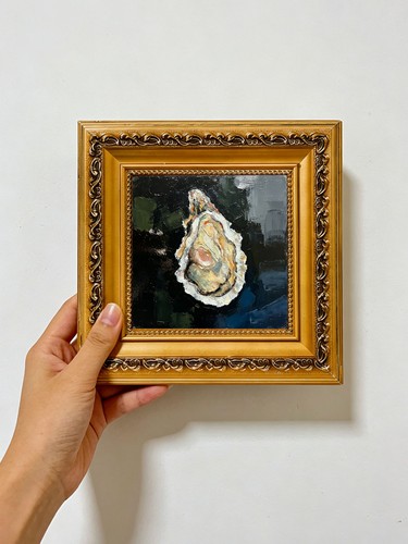 Oyster dark background still - dark,