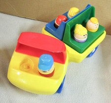  LITTLE  TIKES  VINTAGE  FLAT  BED  TRUCK  WITH  2  BENCHES  &  5 PEOPLE  (G)