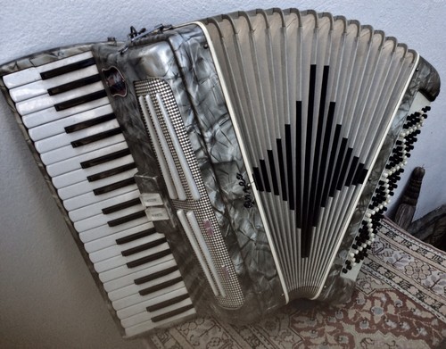 Orfeo piano accordion 120 - piano, bass