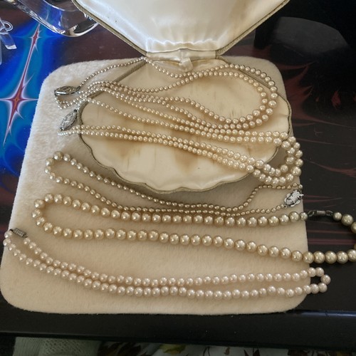 Pompadour pearls necklace wear - pearls,