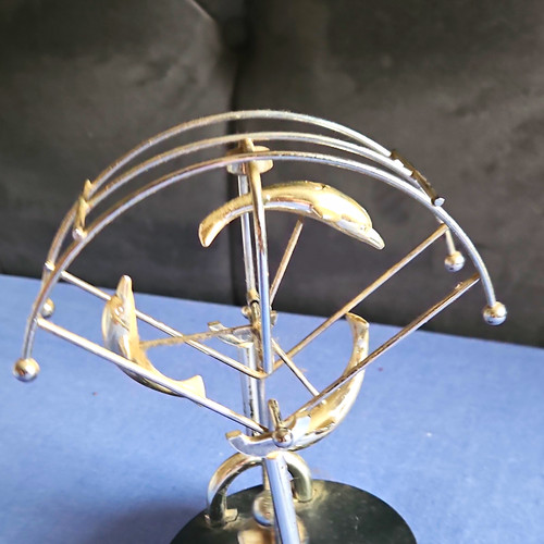 Metal dolphin balancing - dolphin,
