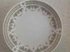 6 beautiful Wedgwood bone china 10" dinner plates. - V